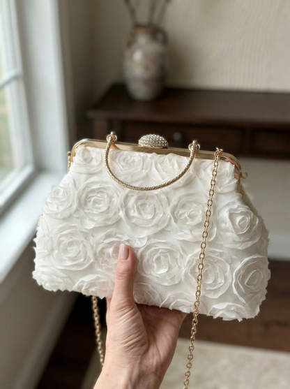 Bolso de mano elegante NOA FERRER Flora, diseño sofisticado con detalles en tonos neutros, ideal para ocasiones formales.