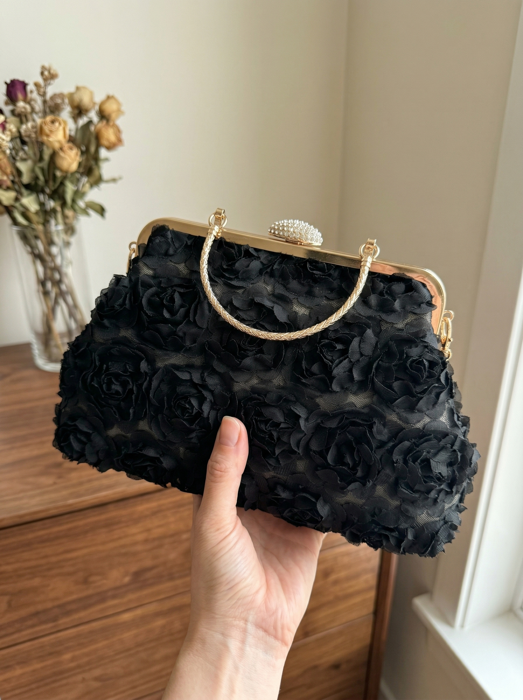 Bolso de mano elegante NOA FERRER Flora, diseño sofisticado y moderno en color neutro, con detalles refinados.