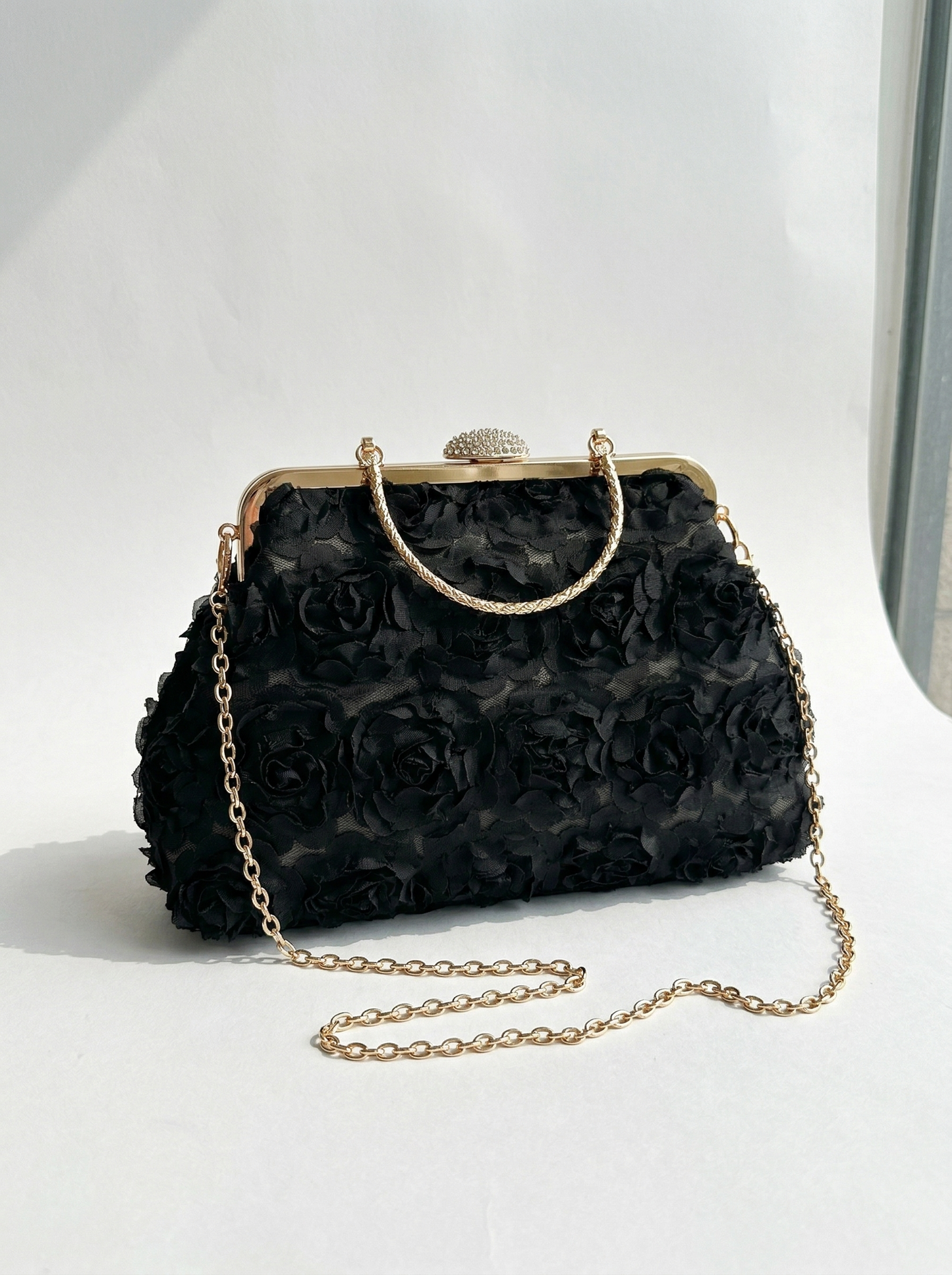Bolso de mano elegante NOA FERRER Flora, diseño sofisticado y moderno en color neutro, con detalles finos y acabado de alta calidad.