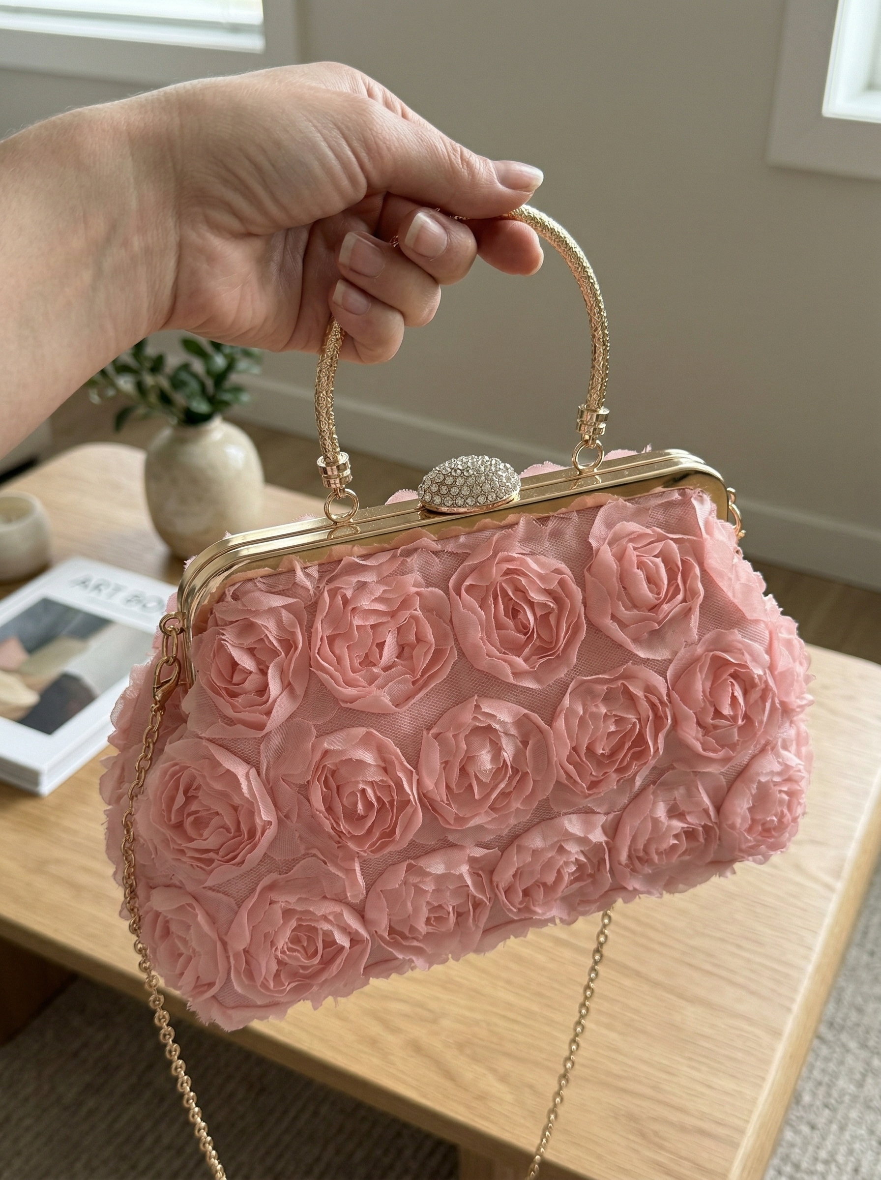 Bolso de mano elegante de NOA FERRER con diseño sofisticado y detalles en la imagen.