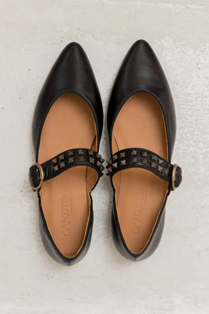 Bailarinas planas de piel borgoña Sabrina de la marca Ganzitos, vista frontal, con diseño elegante y cómodo.