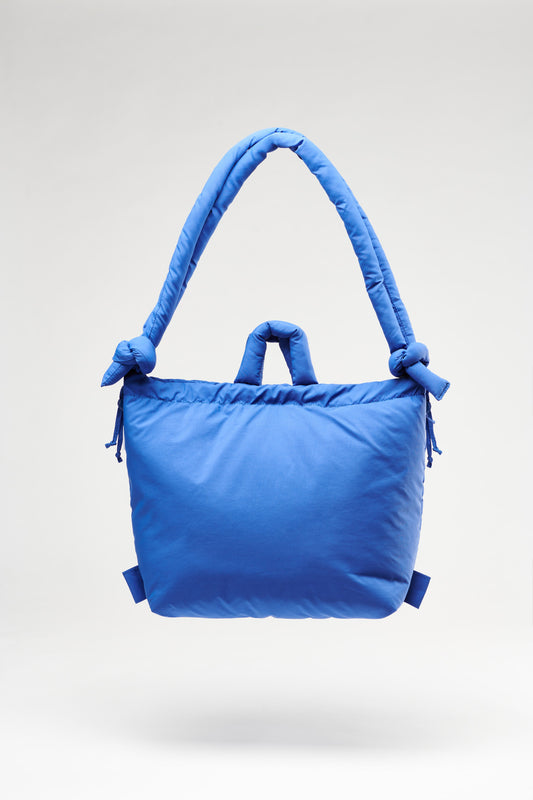 Bolso blando Vera Serrat Ona en color azul cobalto, bolso de moda con diseño flexible y elegante para uso diario.
