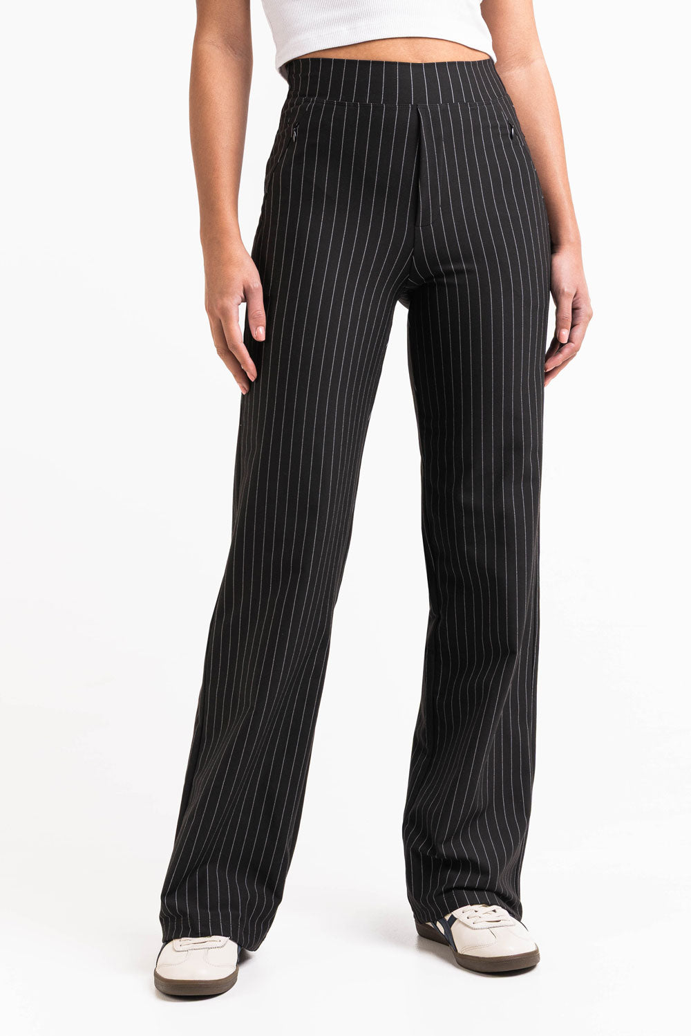 Pantalón elástico de tiro medio MADLADY, pantalones cómodos y ajustados en color negro, vista frontal en la imagen PAN1916-1.