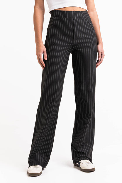 Pantalón elástico de tiro medio MADLADY, pantalones cómodos y ajustados en color negro, vista frontal en la imagen PAN1916-1.