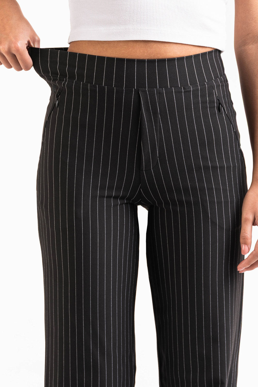 Pantalón elástico de tiro medio de la marca MADLADY, en color negro, con cintura cómoda y ajuste ajustado.