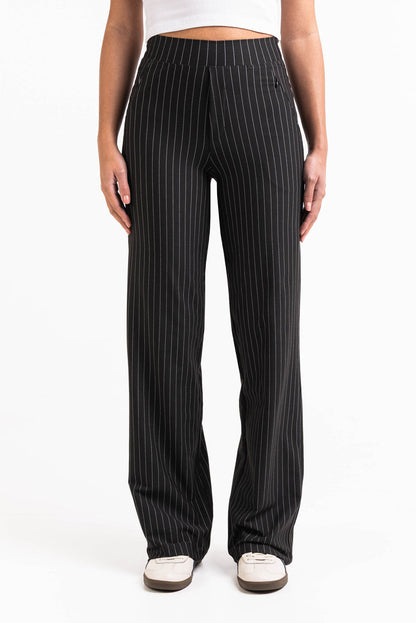 Pantalón elástico de tiro medio MADLADY, pantalones de moda en color neutro, con diseño ajustado y cómodo para el día a día.