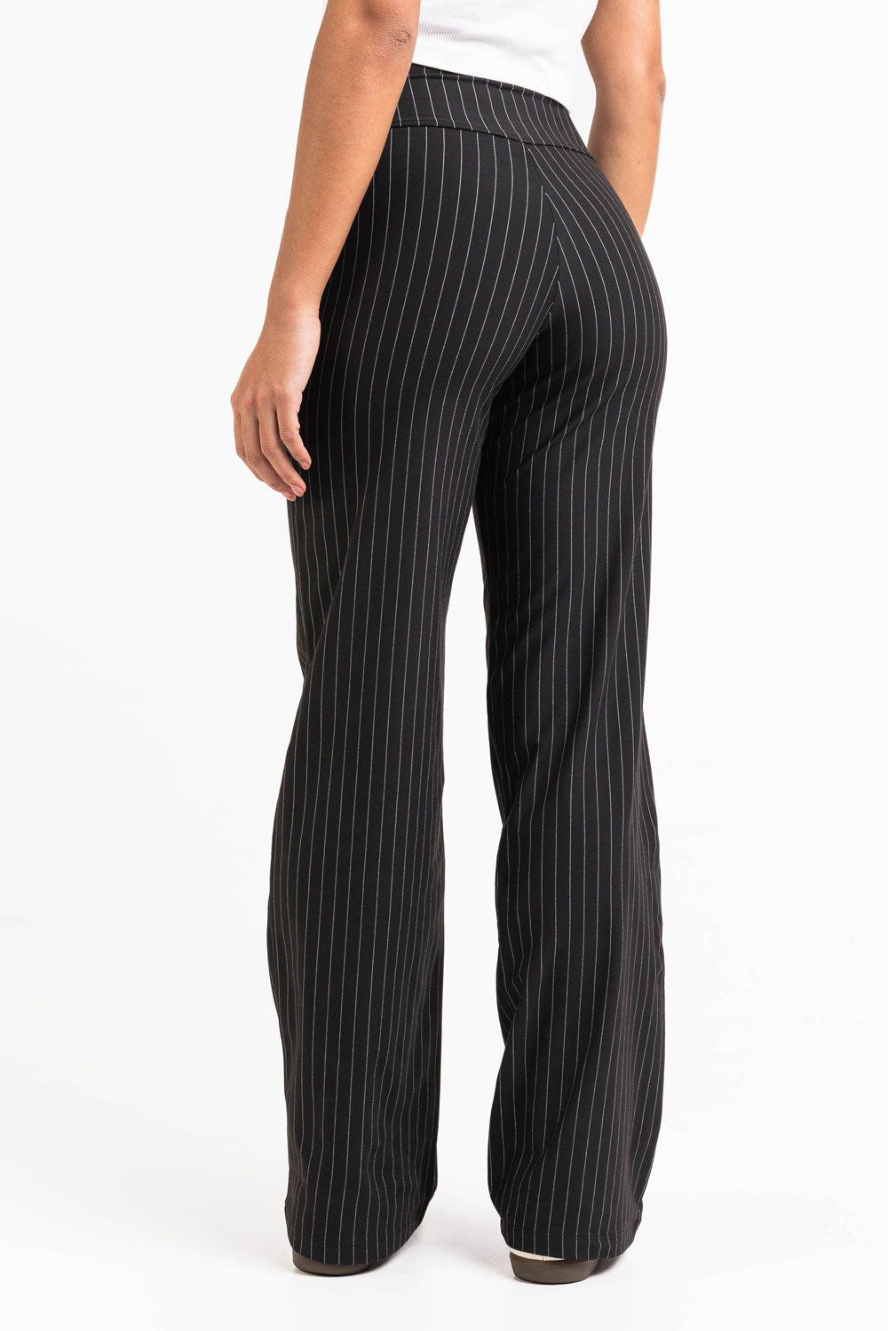 Pantalón elástico de tiro medio MADLADY, pantalones ajustados en color negro con cintura cómoda y diseño moderno.
