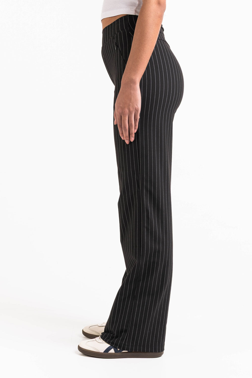 Pantalón elástico de tiro medio MADLADY, pantalones cómodos y ajustados, en color negro con details modernos.