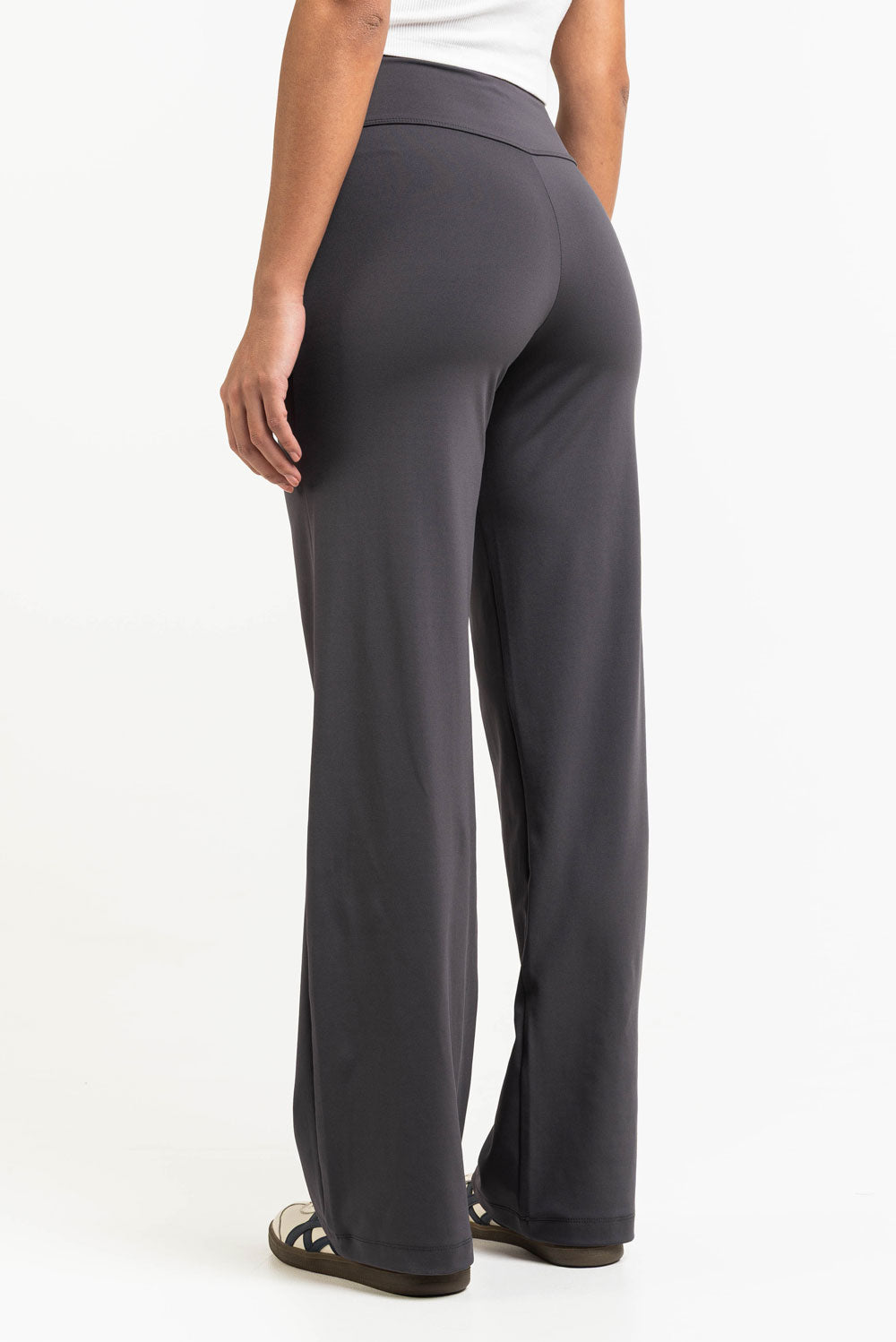 Pantalón elástico de tiro medio de MADLADY, pantalones cómodos y ajustados, en color neutro, para uso casual y diario.