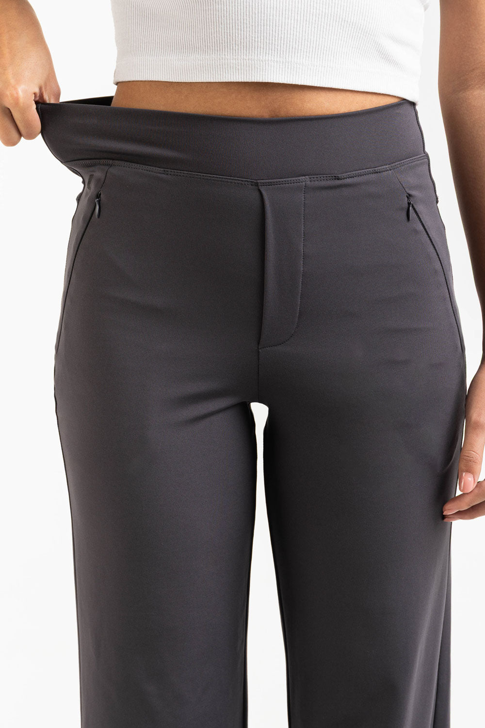 Pantalón elástico de tiro medio de la marca MADLADY, estilo casual, en color negro, con cintura ajustada y detalles sencillos.