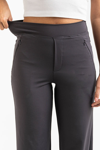 Pantalón elástico de tiro medio de la marca MADLADY, estilo casual, en color negro, con cintura ajustada y detalles sencillos.
