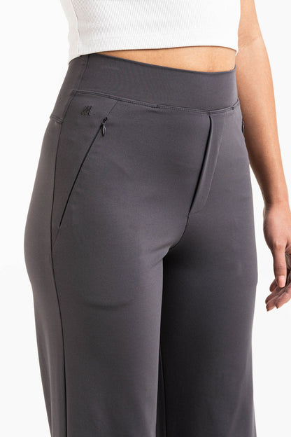 Pantalón elástico de tiro medio de MADLADY, pantalones cómodos y ajustados en color neutro, vista frontal del producto.