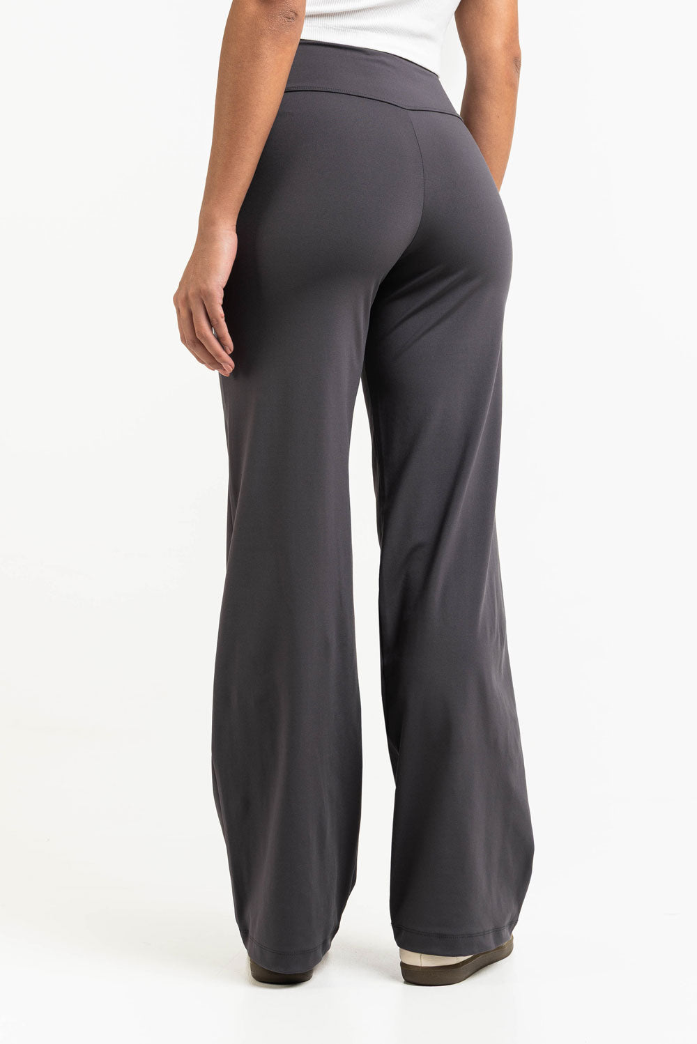 Pantalón elástico de tiro medio MADLADY, pantalones cómodos y ajustados en color negro, vista frontal del producto.