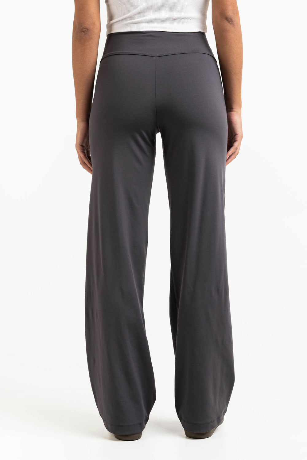Pantalón elástico de tiro medio MADLADY en color negro, con cintura cómoda y diseño ajustado para mujer.