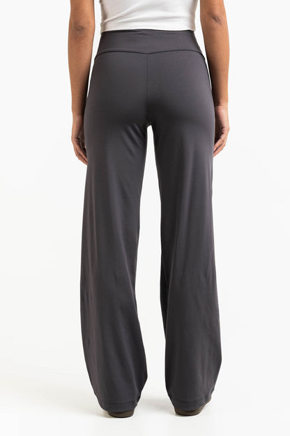 Pantalón elástico de tiro medio MADLADY en color negro, con cintura cómoda y diseño ajustado para mujer.