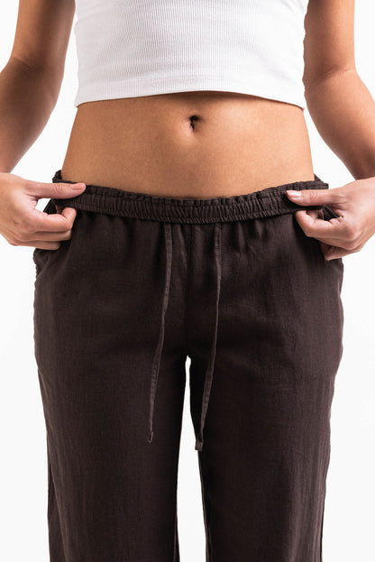 Pantalón de lino MADLADY de tiro medio en color beige, con cintura elástica y corte recto, para un estilo cómodo y elegante.