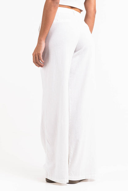 Pantalón ancho de lino MADLADY en color neutro, vista frontal, con cintura elástica y tela ligera para un estilo cómodo y elegante.