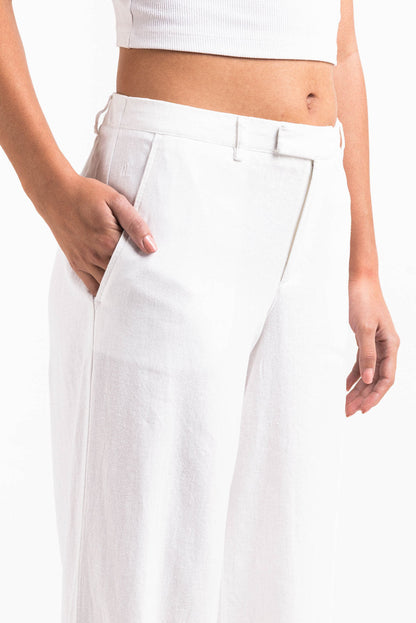 Pantalón ancho de lino MADLADY en color beige, con cintura elastica y bolsillos laterales, vista frontal.