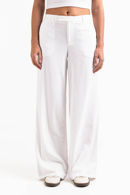 Pantalón ancho de lino MADLADY en color neutro, mostrando el diseño fluido y cómodo en tejido ligero para mujer