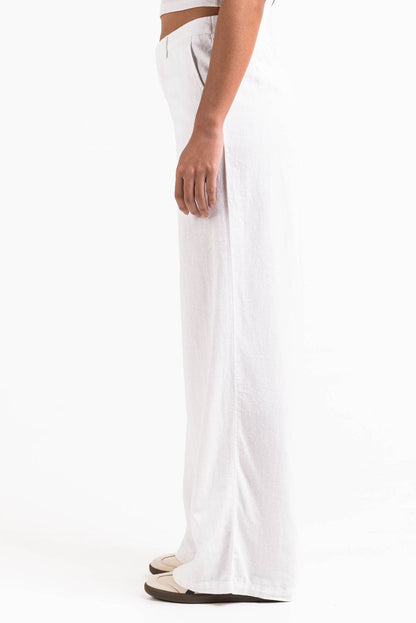 Pantalón ancho de lino MADLADY en color beige, con cintura alta y bolsillos, mostrando su tejido ligero y cómodo.