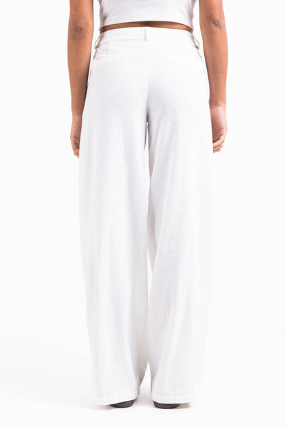 Pantalón ancho de lino MADLADY en color neutro, con cintura elástica y diseño cómodo, ideal para look casual y elegante.