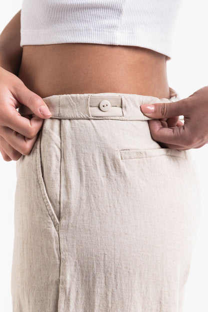 Pantalón ancho de lino MADLADY en color neutro, con diseño holgado y cómodo, ideal para verano y looks casuales.