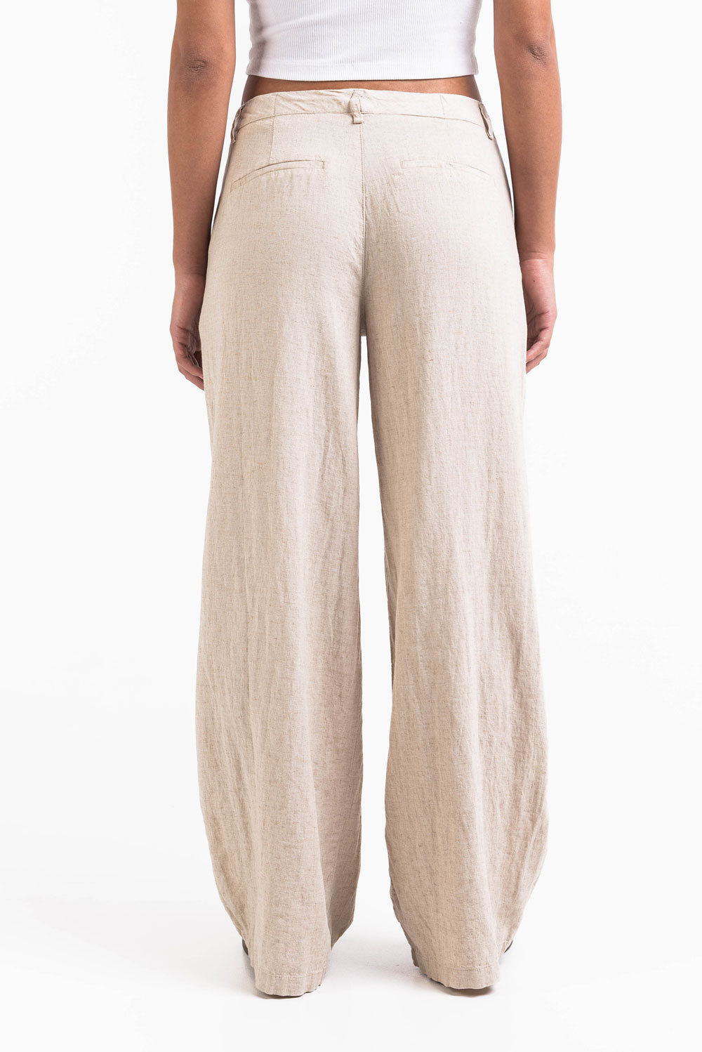 Pantalón ancho de lino MADLADY en color beige, con cintura alta y bolsillos laterales, estilo cómodo y elegante.