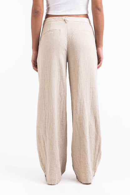 Pantalón ancho de lino MADLADY en color beige, con cintura alta y bolsillos laterales, estilo cómodo y elegante.