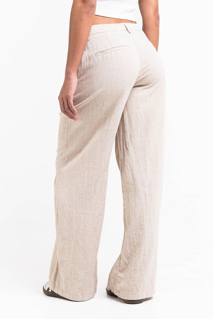 Pantalón ancho de lino MADLADY en color claro, con cintura elástica y bolsillos, ideal para estilo cómodo y elegante.