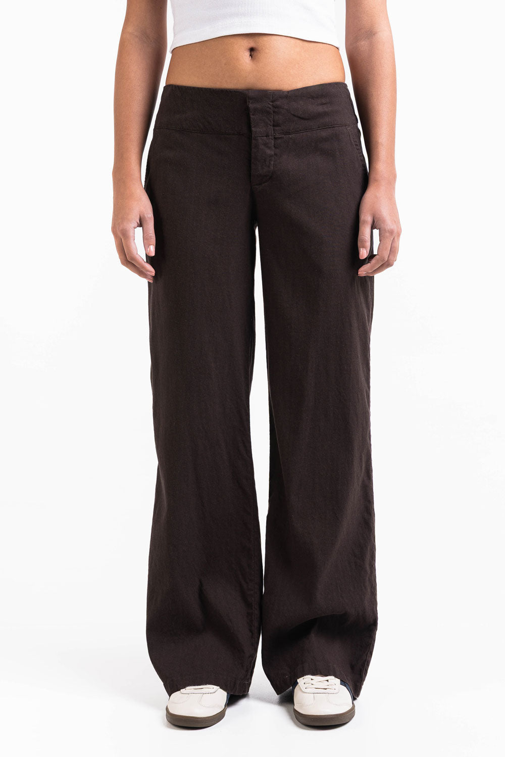 Pantalón recto fresco de tiro bajo de MADLADY, en color claro, con cintura baja y diseño cómodo para uso diario.