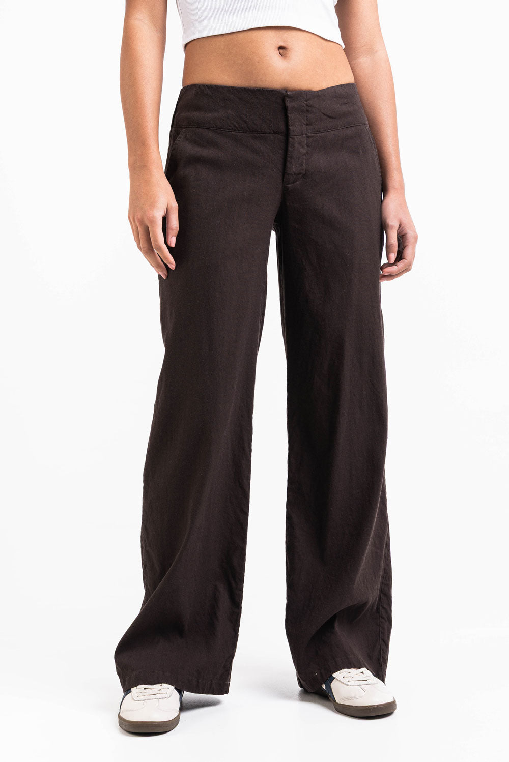 Pantalón recto fresco de tiro bajo de MADLADY, en color claro, mostrando su diseño cómodo y estilo casual.