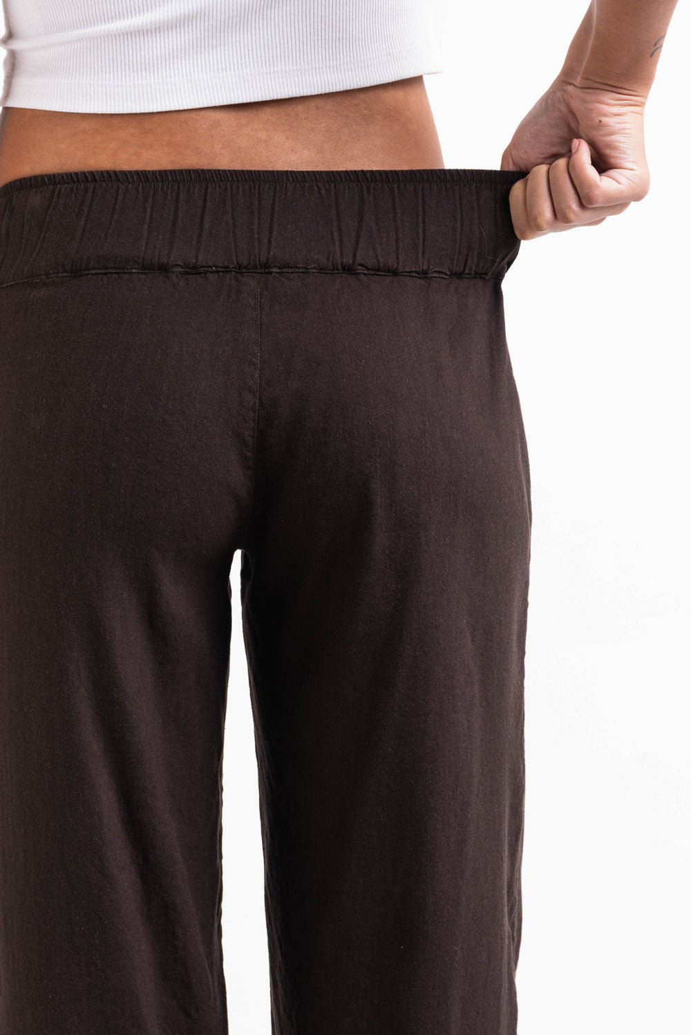 Pantalón recto y fresco de tiro bajo de la marca MADLADY, tejido ligero y cómodo para un estilo casual y moderno.