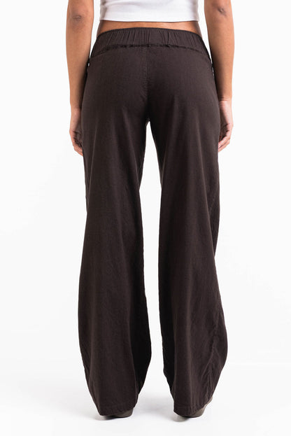 Pantalón recto fresco de tiro bajo de la marca MADLADY, mostrando su diseño casual y cómodo en color neutro.