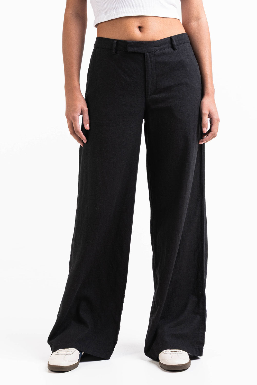 Pantalón ancho de lino MADLADY en color natural, vista frontal, con cinturilla y bolsillos, para un estilo cómodo y elegante.