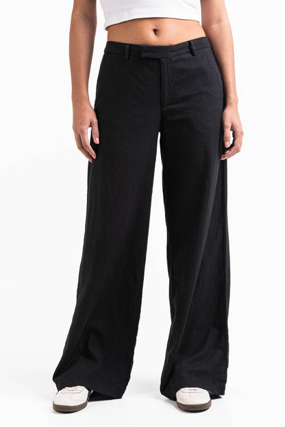 Pantalón ancho de lino MADLADY en color natural, vista frontal, con cinturilla y bolsillos, para un estilo cómodo y elegante.