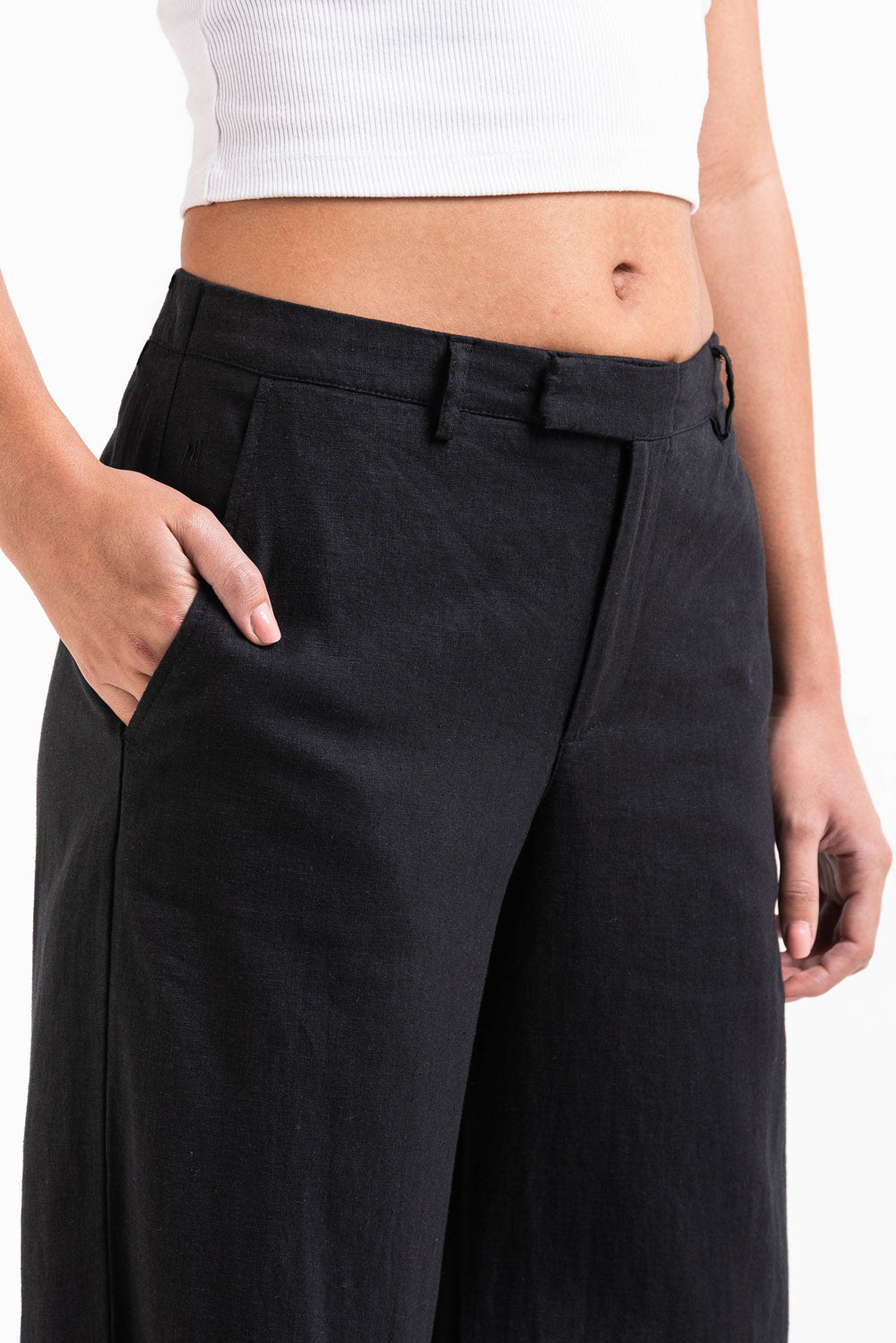 Pantalón ancho de lino MADLADY en color beige, con cintura de tiro alto y tejido ligero para un estilo cómodo y elegante.