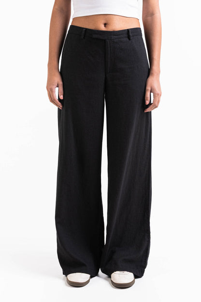 Pantalón ancho de lino MADLADY en color beige, con cintura alta y bolsillos, para un estilo cómodo y elegante.