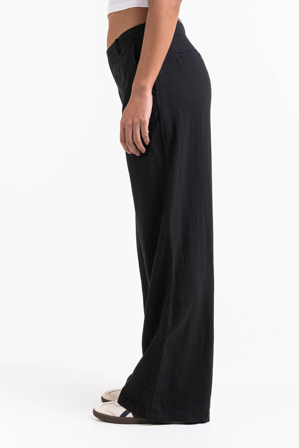 Pantalón ancho de lino MADLADY en color claro, con cintura alta y bolsillos, mostrando el diseño y la textura del tejido.