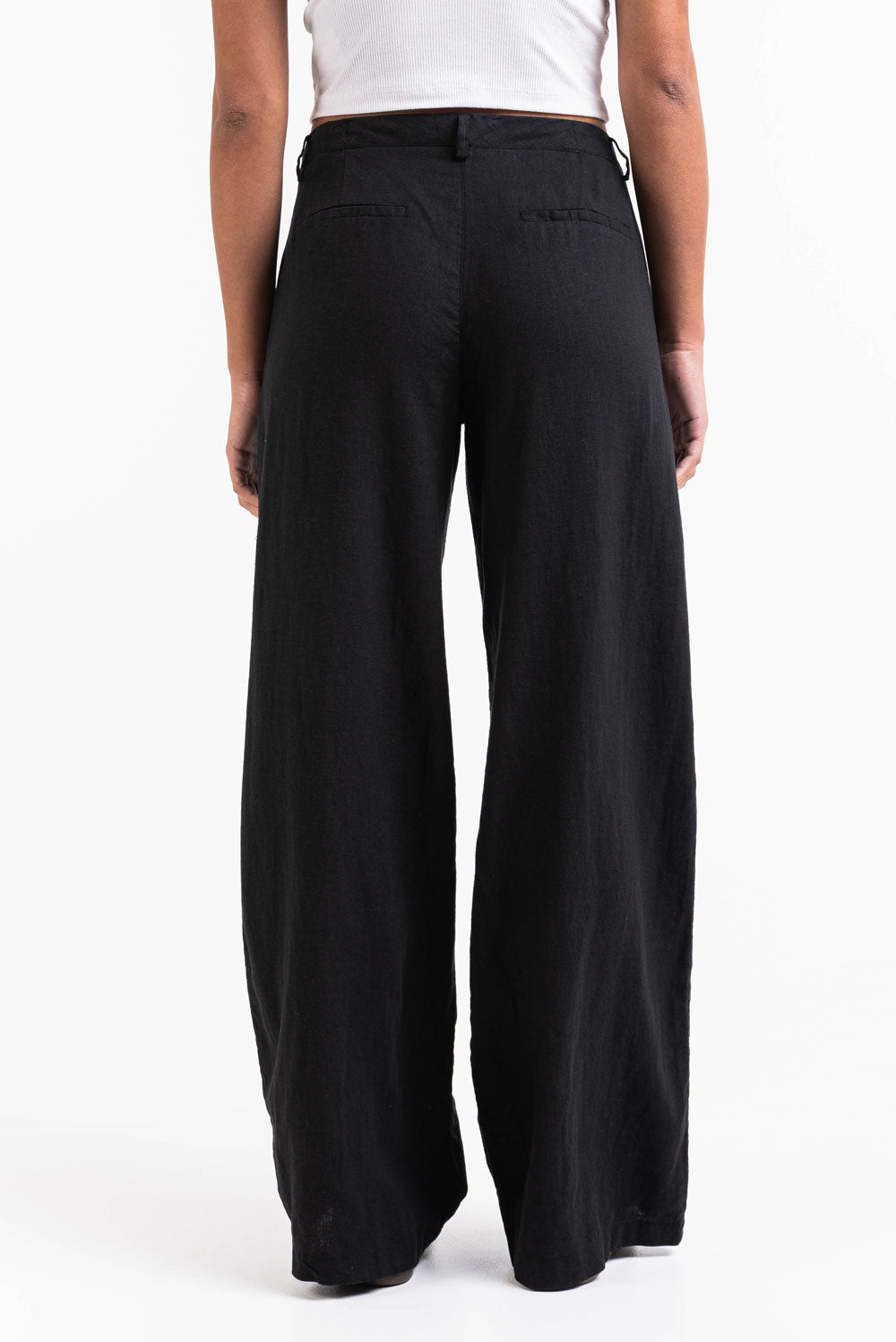 Pantalón ancho de lino MADLADY en color neutro, vista frontal, con cinturilla y bolsillos, estilo cómodo y moderno.