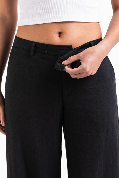 Pantalón ancho de lino MADLADY en color neutro, con cinturilla y bolsillos visibles, ideal para un estilo cómodo y elegante.