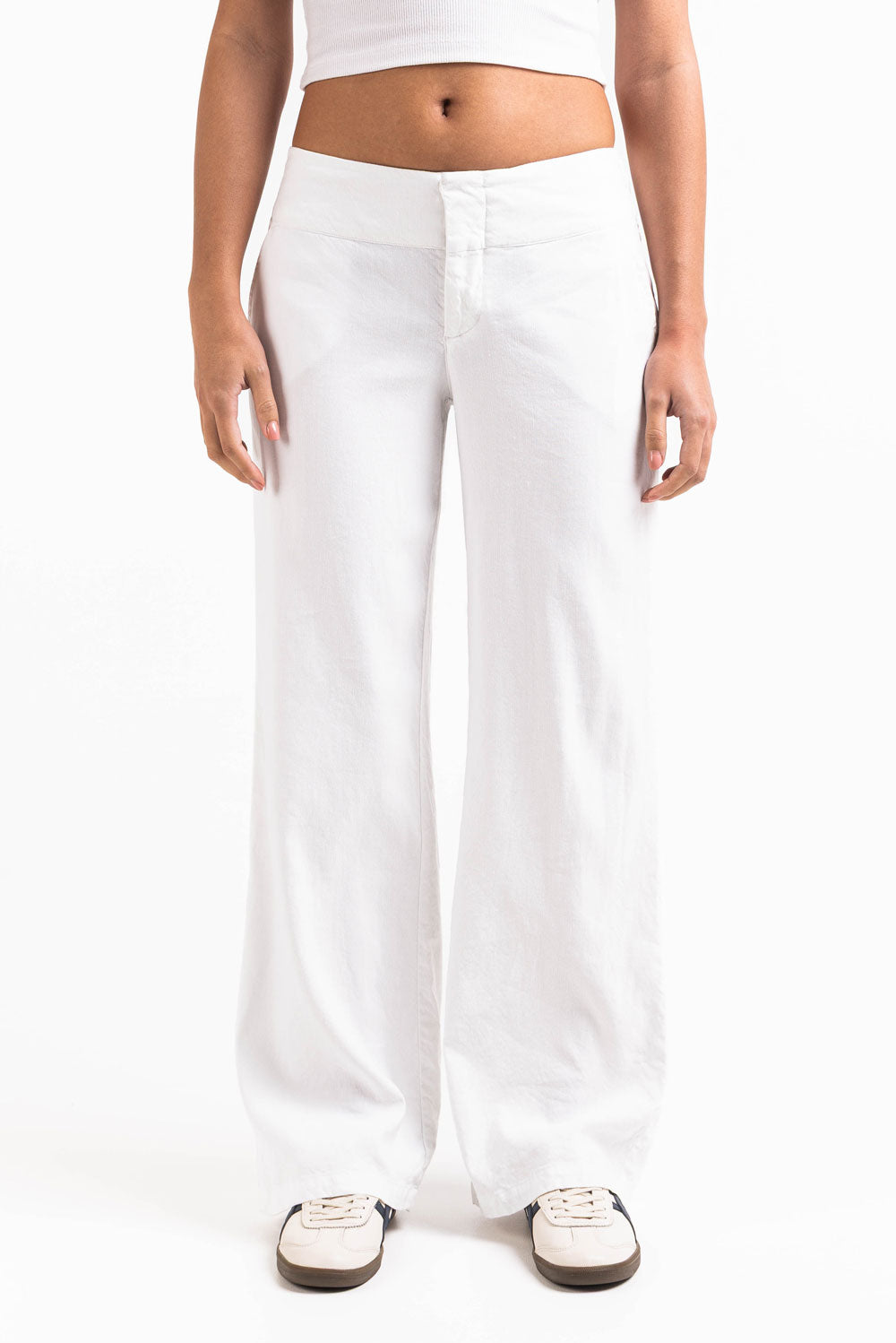 Pantalón recto fresco de tiro bajo de MADLADY, en color claro, con diseño cómodo y estilo casual, visible en la imagen.