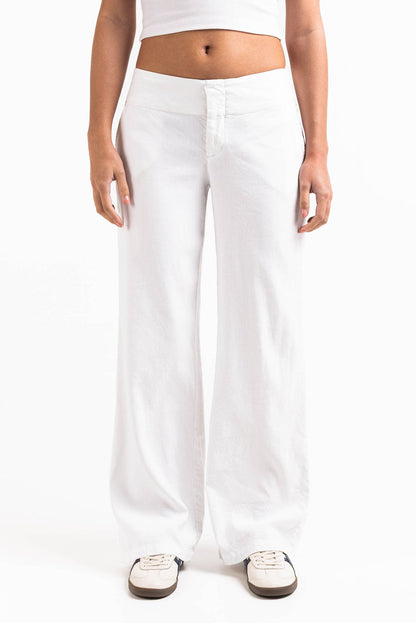 Pantalón recto fresco de tiro bajo de MADLADY, en color claro, con diseño cómodo y estilo casual, visible en la imagen.
