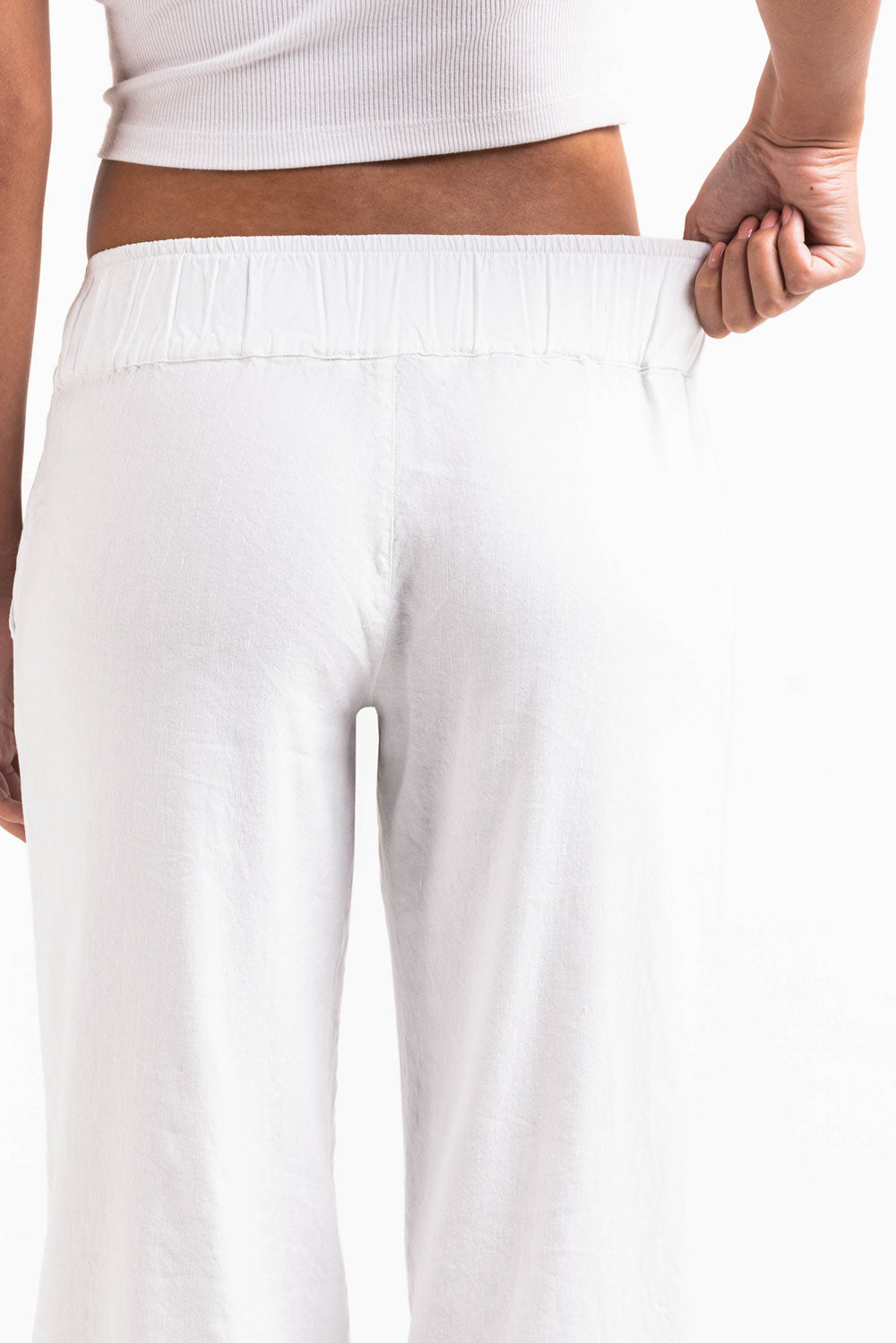 Pantalón recto fresco de tiro bajo de MADLADY, con diseño cómodo y moderno, en color neutro, vista frontal.