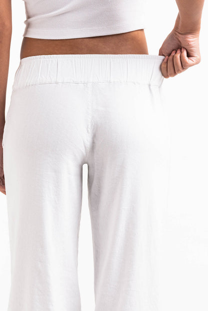 Pantalón recto fresco de tiro bajo de MADLADY, con diseño cómodo y moderno, en color neutro, vista frontal.