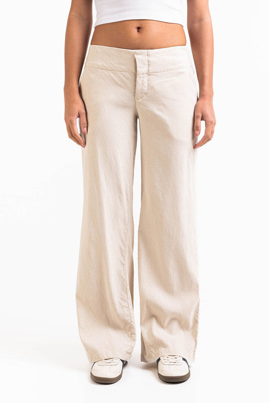 Pantalón recto fresco de tiro bajo en color claro, pantalones de marca MADLADY, con estilo casual y cómodo para uso diario.