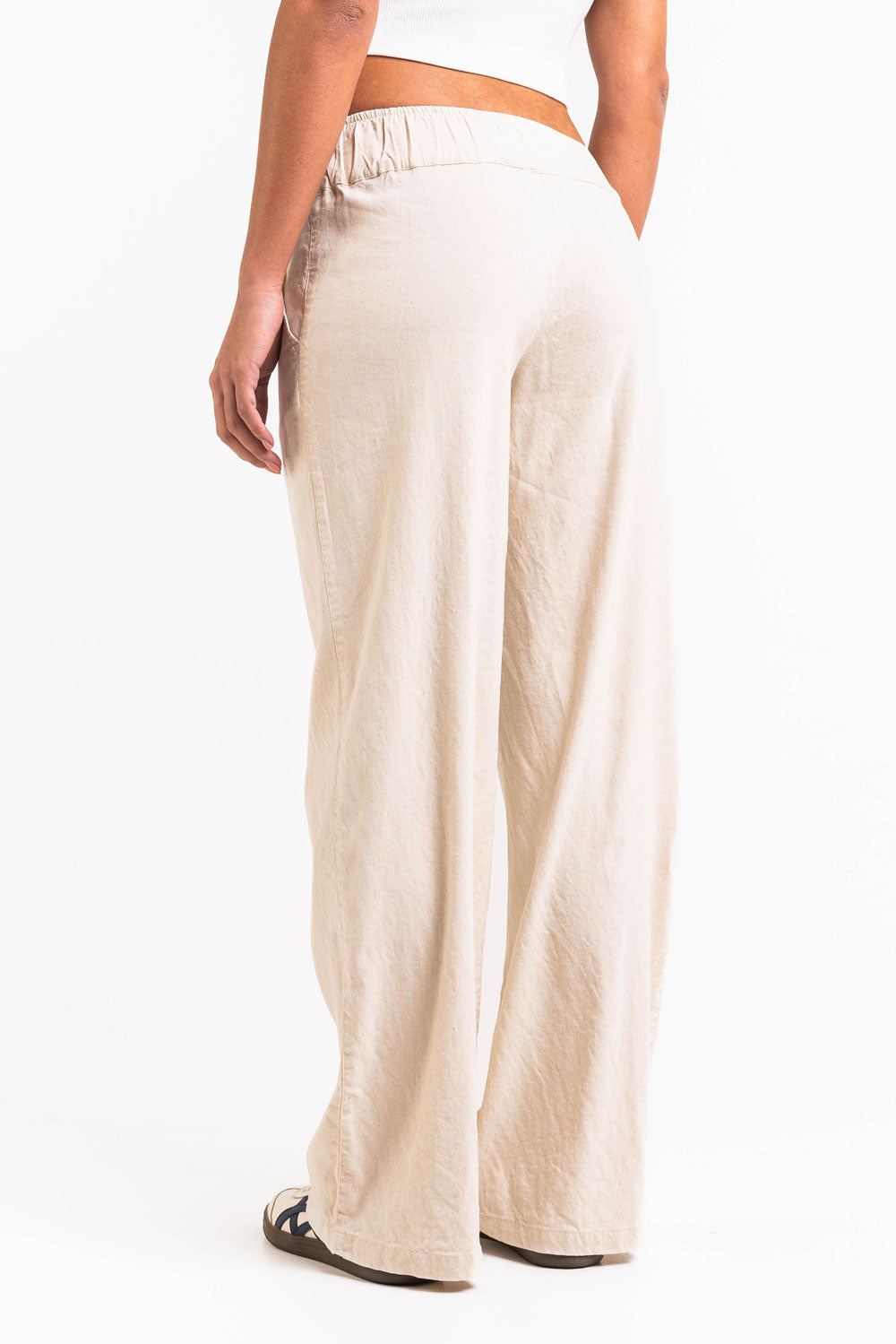 Pantalón recto y fresco de tiro bajo de la marca MADLADY, en color neutro, con detalles de costura visibles.
