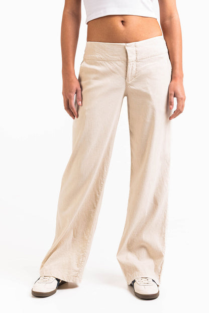 Pantalón recto fresco de tiro bajo de MADLADY, en color claro, mostrando su estilo sencillo y cómodo para mujer.