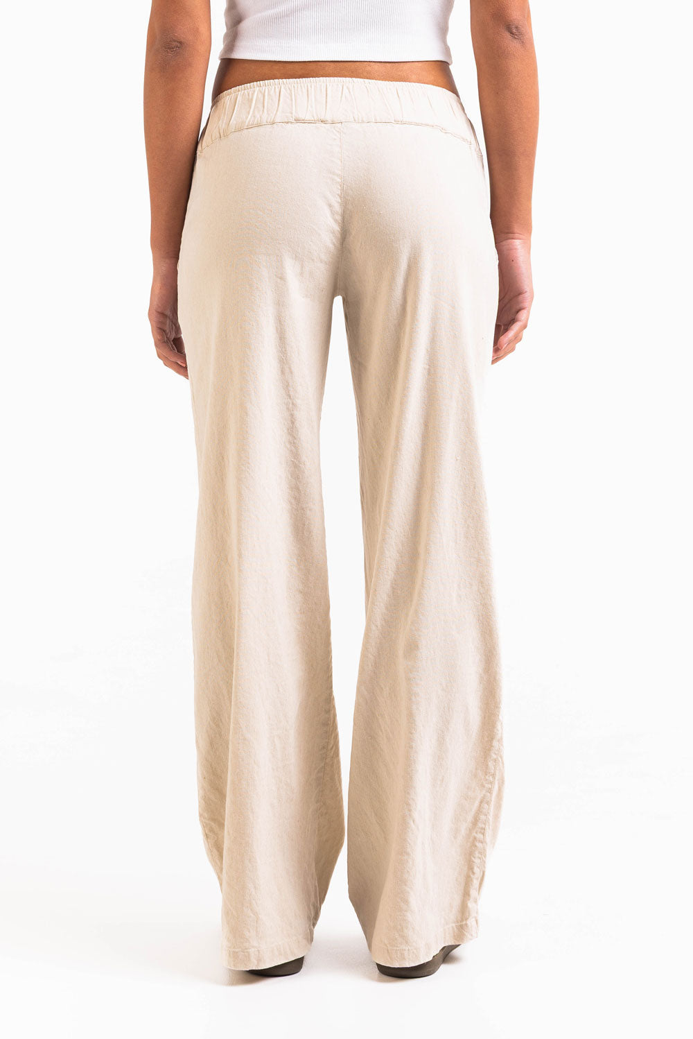 Pantalón recto fresco de tiro bajo de MADLADY, en color claro, mostrando su diseño cómodo y estilo casual para mujer.
