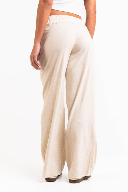Pantalón recto fresco de tiro bajo MADLADY, pantalones de tela ligera en color neutro, vista frontal del producto