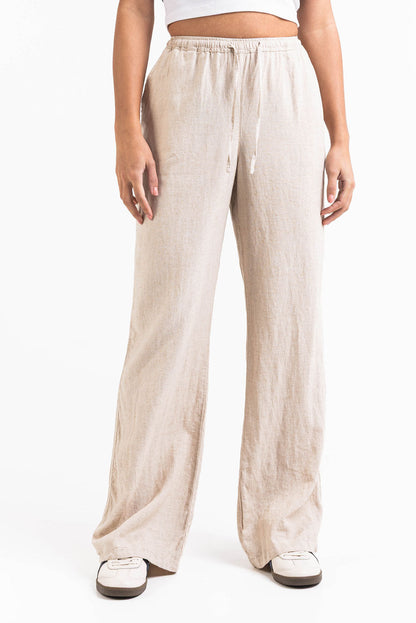 Pantalón recto de lino de tiro alto de MADLADY, en color beige, mostrando su diseño elegante y cómodo en la imagen.